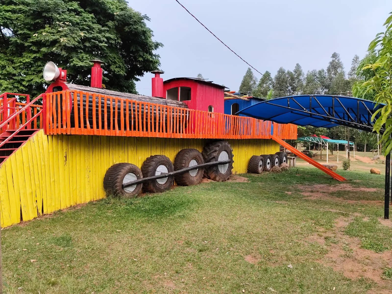Trem colorido da área infantil do Pesqueiro Vitória