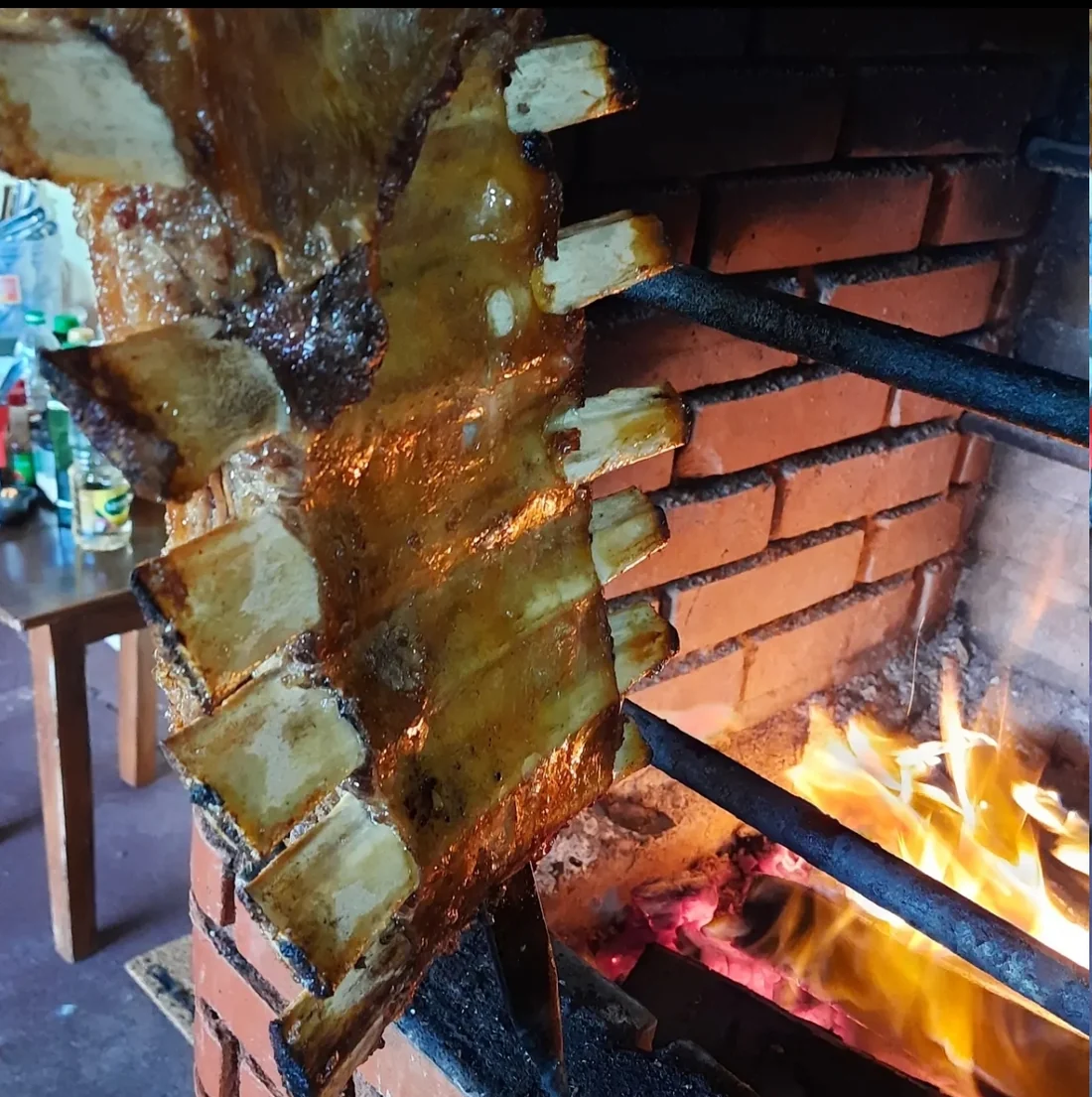 Costela dourada assando junto ao fogo