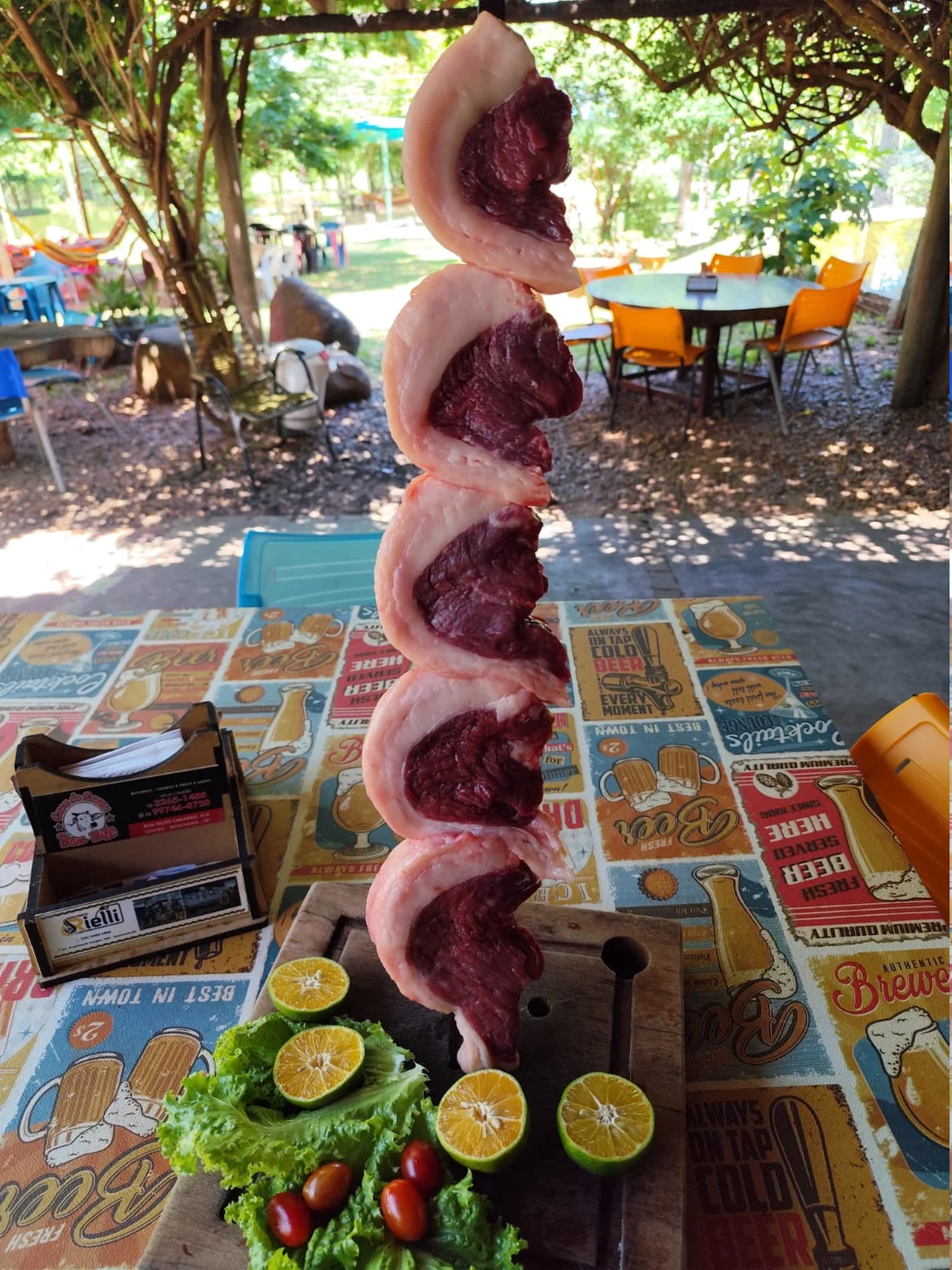 Picanha preparada no espeto antes de ir para a churrasqueira