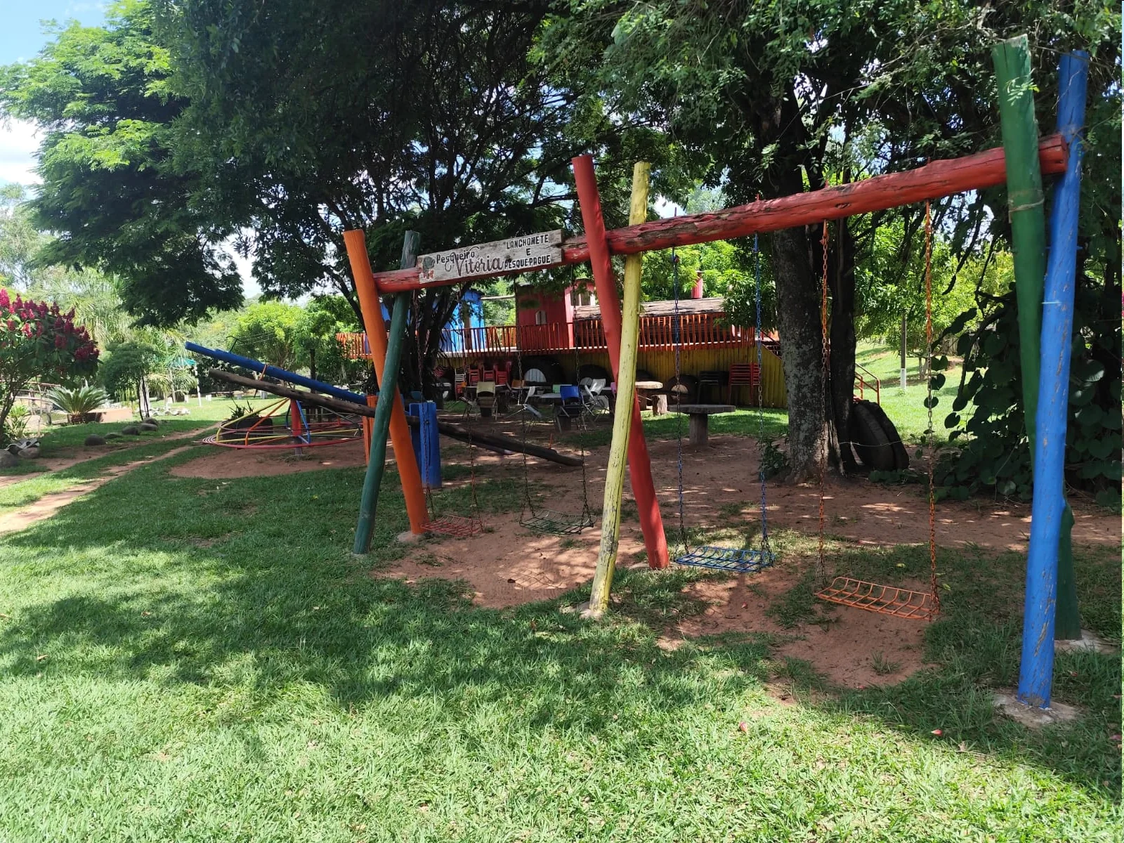 Balanços em área arborizada do Pesqueiro Vitória