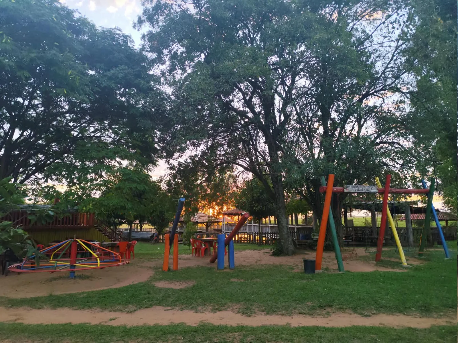 Área infantil do Pesqueiro Vitória ao entardecer