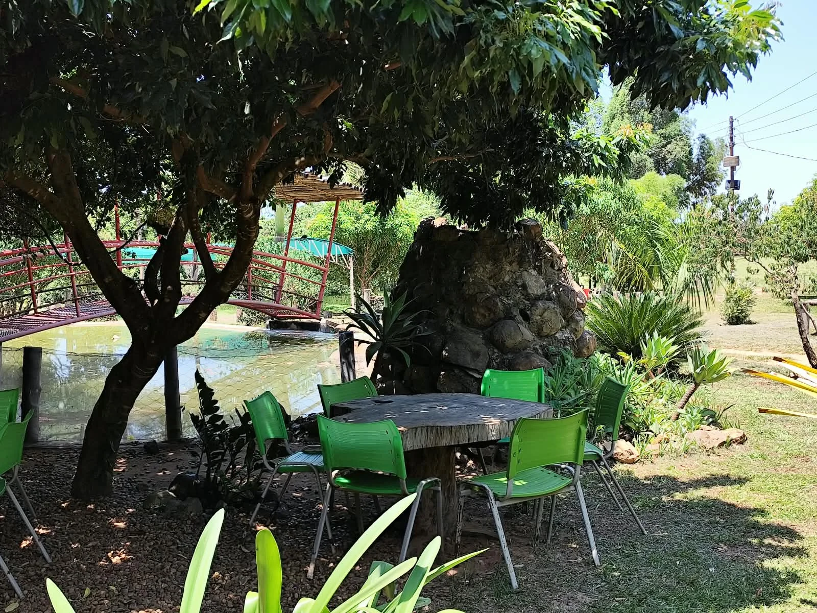Mesa à sombra com vista para a ponte vermelha