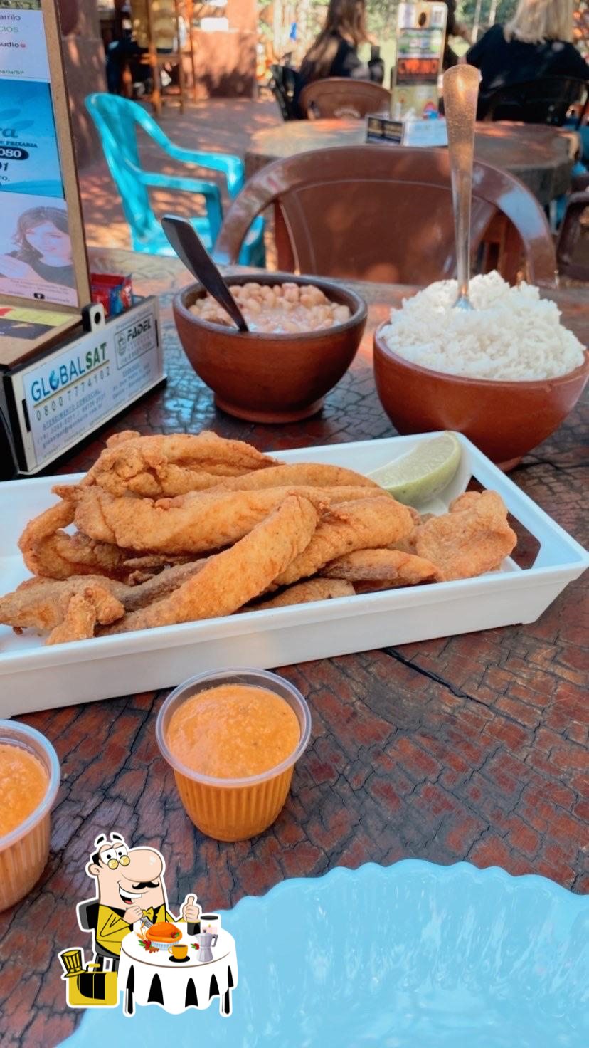 Porção de peixe servido com acompanhamentos no restaurante