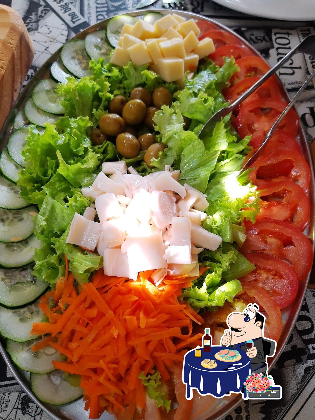 Salada colorida com alface, tomate, cenoura e palmito