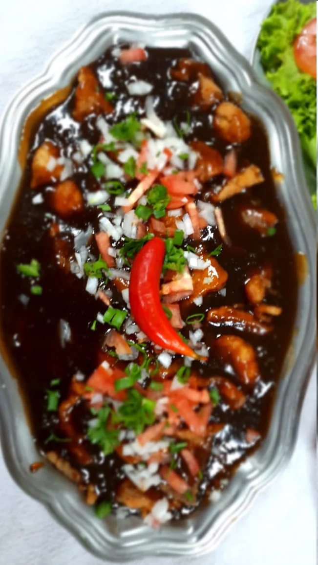 Peixe na telha servido ao molho chinês
