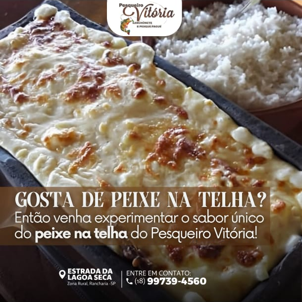 Peixe na telha coberto com molho branco e queijo, acompanhado de arroz