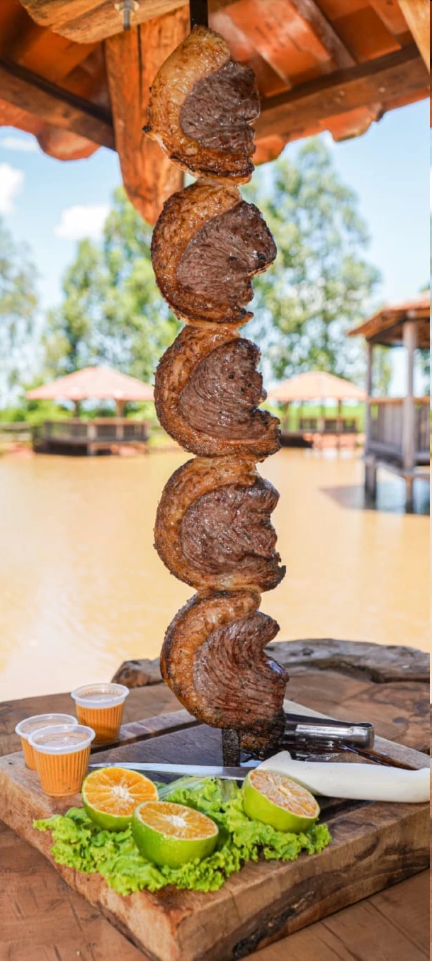 Picanha assada no espeto com alface e laranja