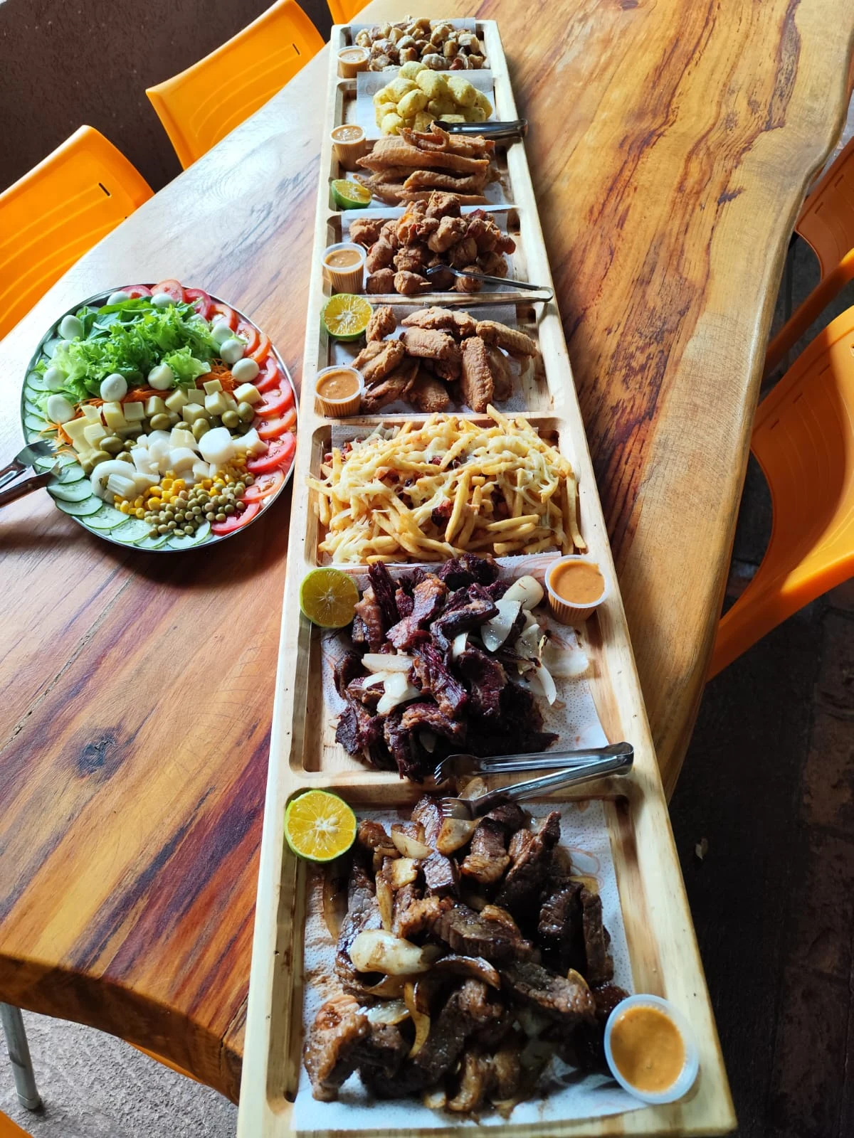 Grande tábua de porções e salada